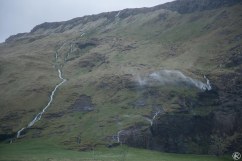 En Islandia el viento es muy fuerte, que no deja al agua caer al suelo.